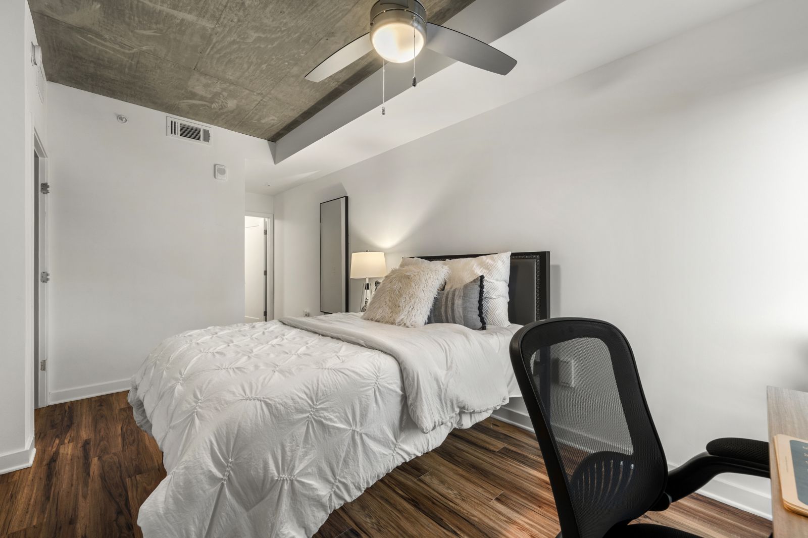 bedroom with desk apartments near georgia state university